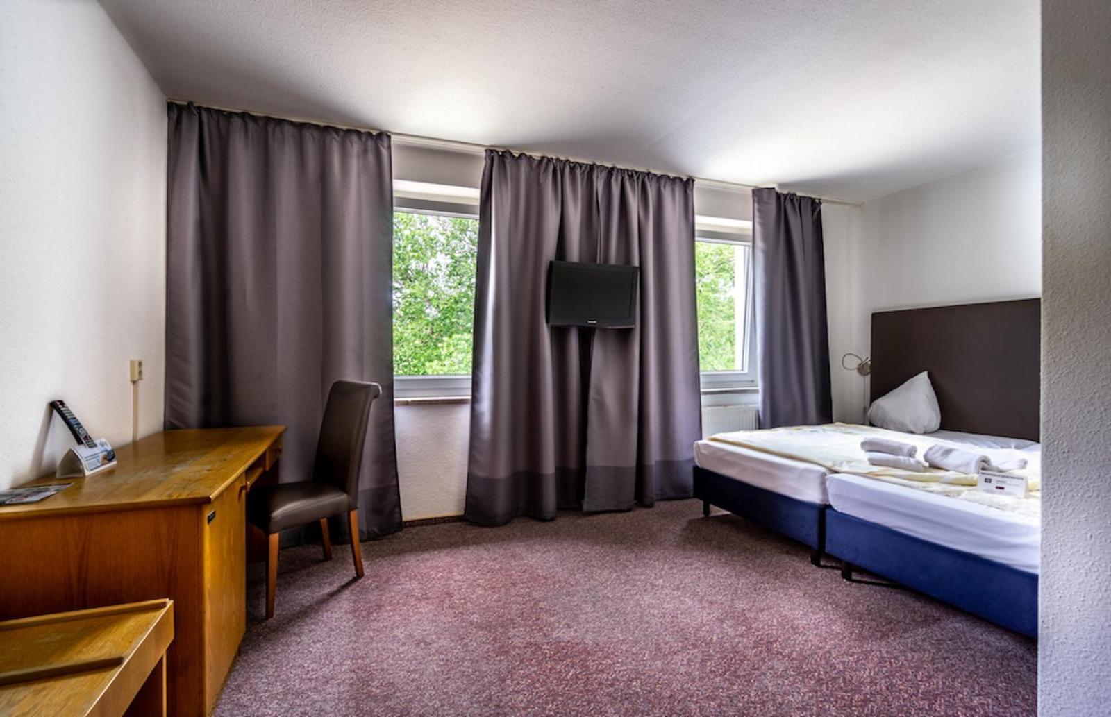 Sl'Otel Budget Bernburg Bagian luar foto