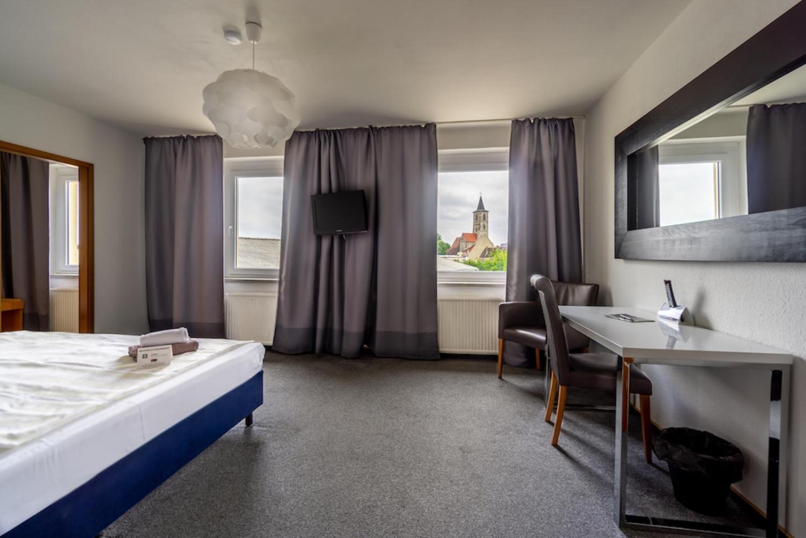 Sl'Otel Budget Bernburg Bagian luar foto
