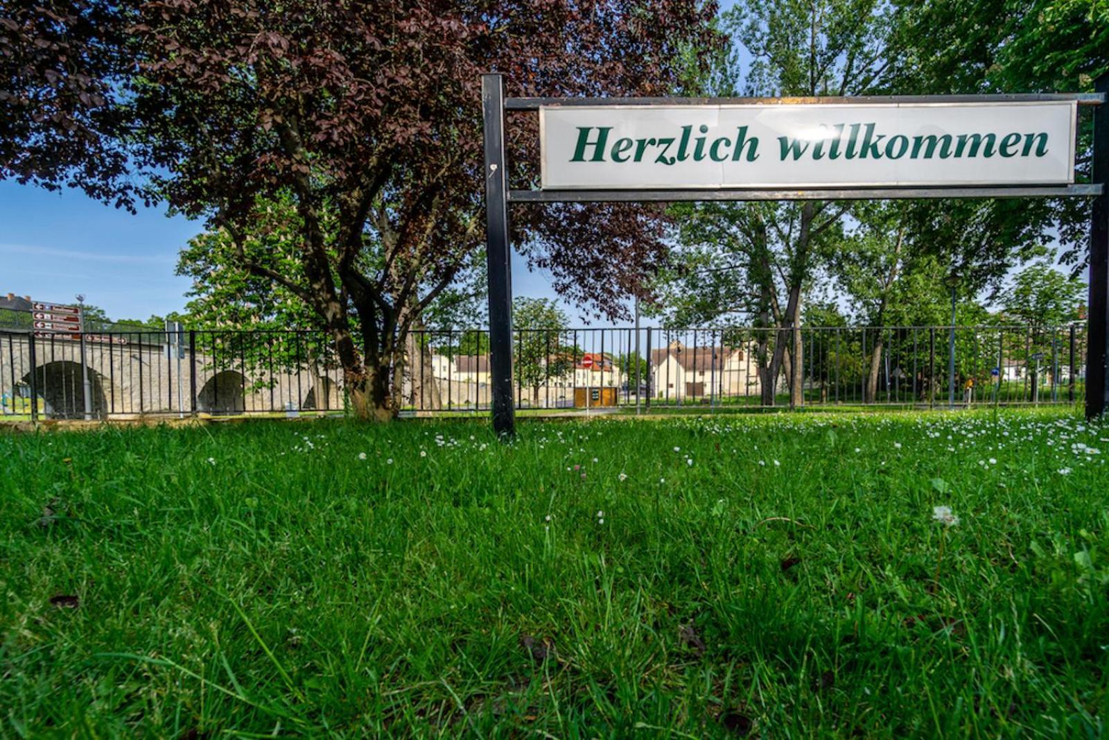 Sl'Otel Budget Bernburg Bagian luar foto