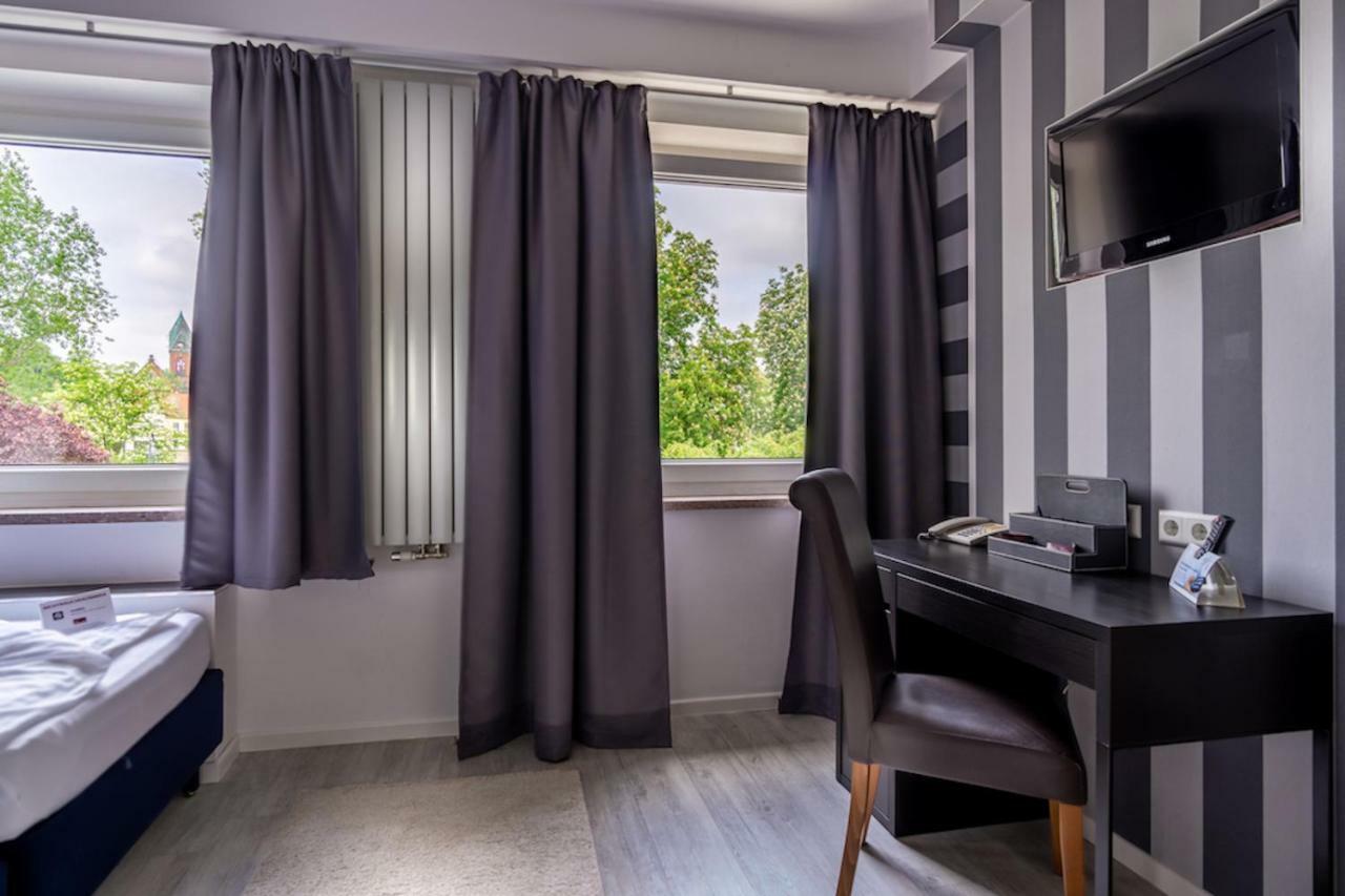 Sl'Otel Budget Bernburg Bagian luar foto